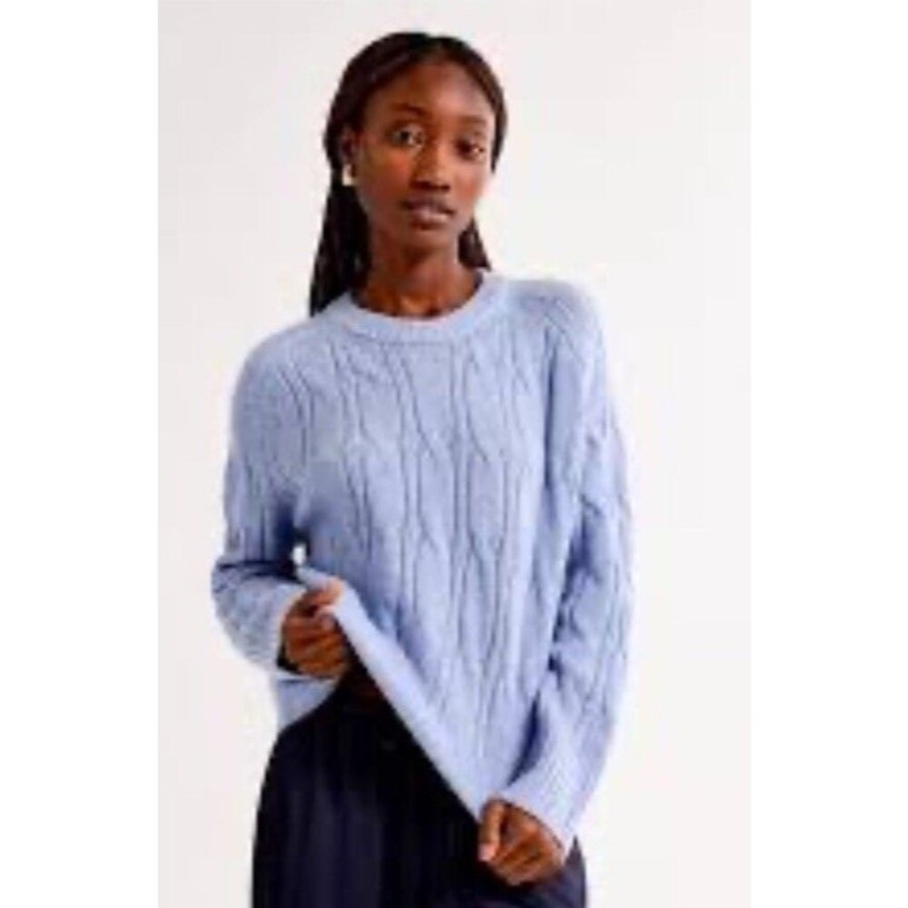 Abercrombie & Fitch The A & F Madeline Cable Crew Knit Sweater Medium Perwinkle